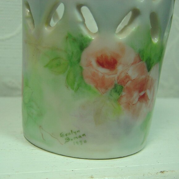 Vintage handpainted vase/catch-all container-pink roses-signed & dated--1980 - Picture 3 of 5